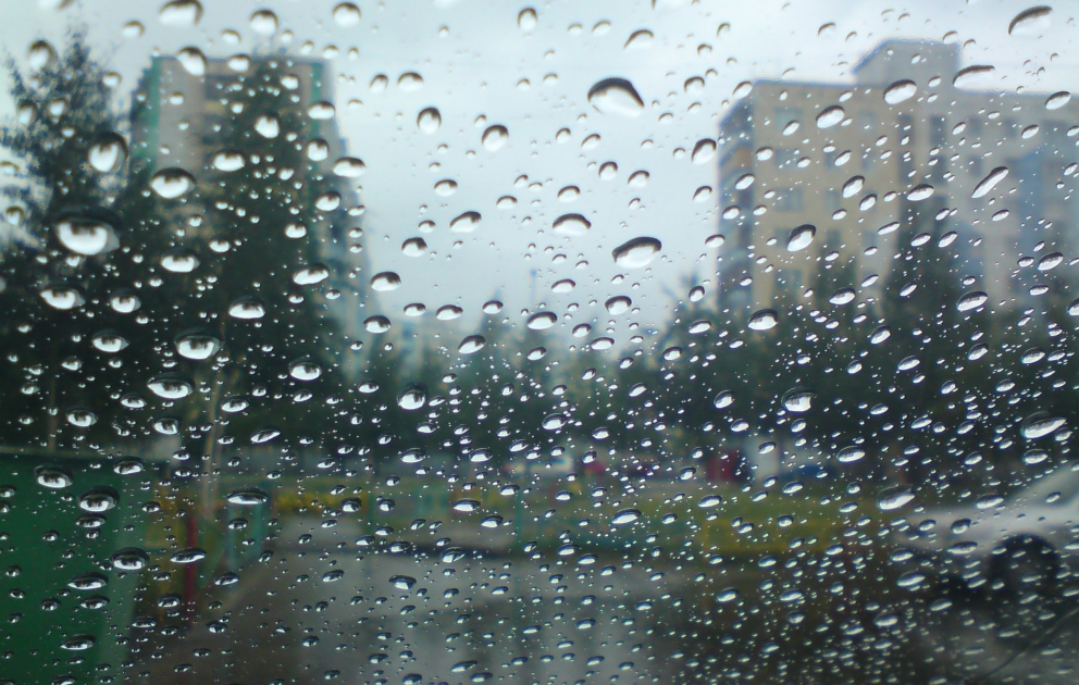 В субботу в Баку и на Абшероне ветрено и дождливо