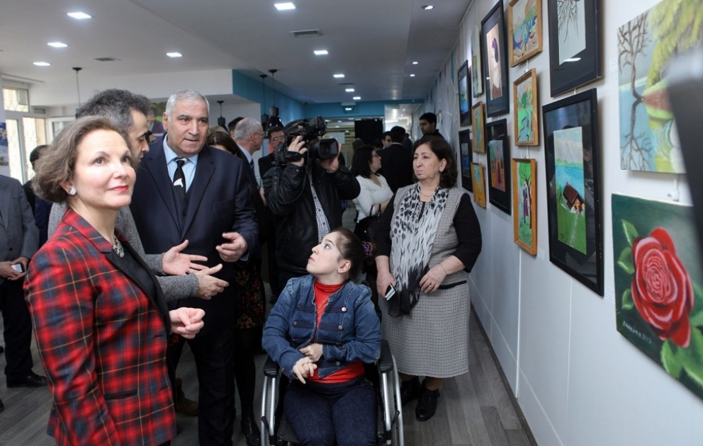 Ayaqları ilə rəsm çəkən rəssamın əsərlərindən ibarət sərgi açılıb