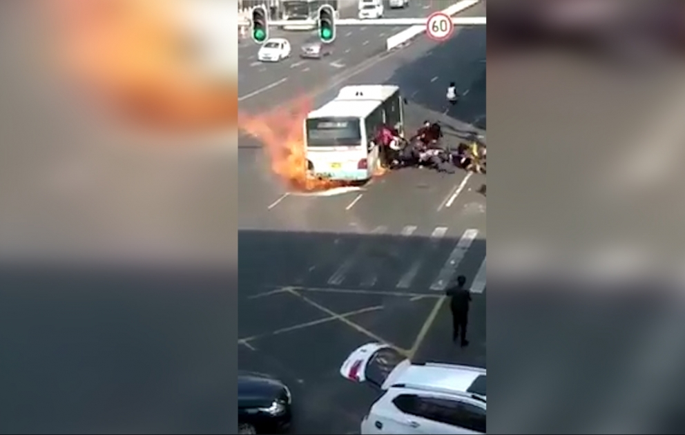 Avtobus bir anda alışdı - Sərnişinlər panikada