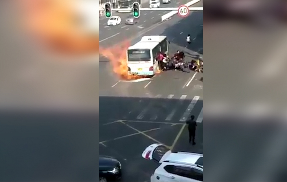 В Китае загорелся автобус, пассажиры спаслись в последний момент