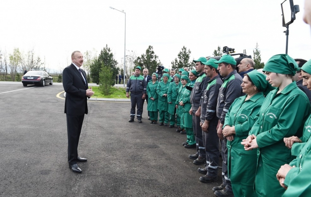 Prezident İlham Əliyev bərdəli fermer Musa Quliyevin pambıq tarlası ilə tanış olub