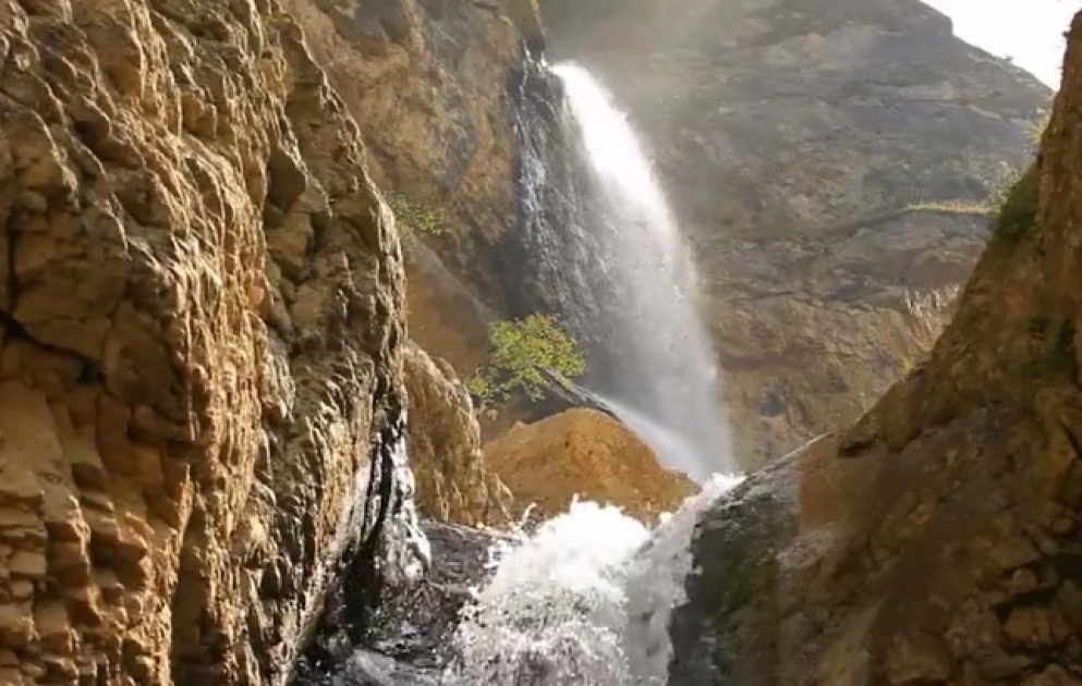 Faszinierendes Naturwunder: Gusar, Laza-Wasserfall