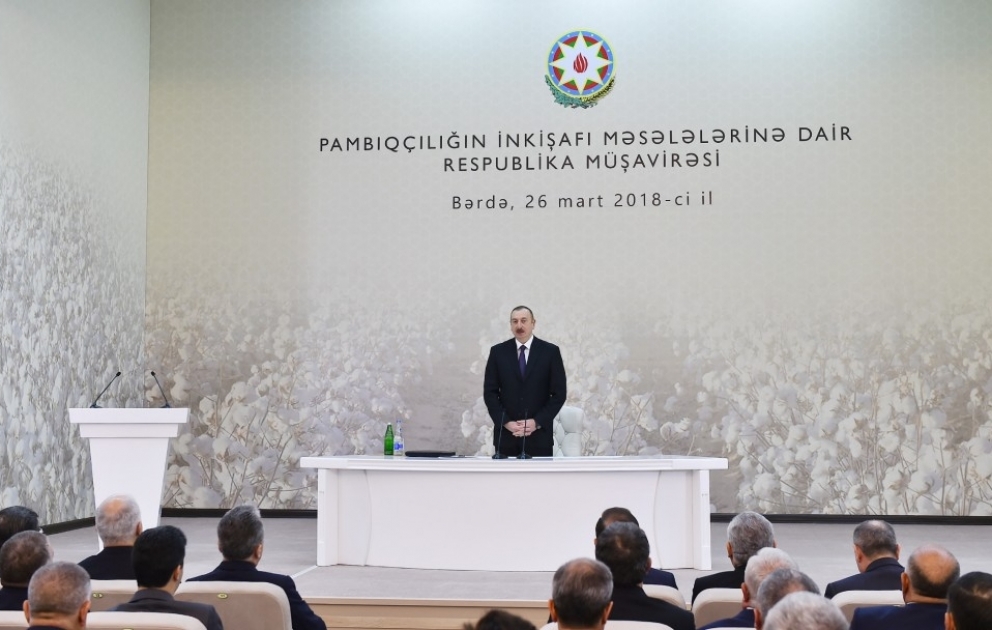 Präsident Ilham Aliyev nimmt an Beratung über Entwicklung des Baumwollanbaus in Barda teil