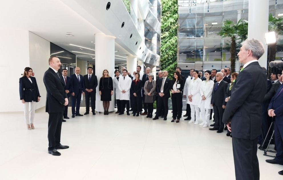 Staatspräsident Ilham Aliyev weiht internationales Hospital Bona Dea in Baku ein