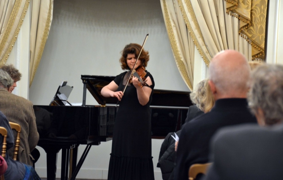 Gənc skripkaçı Əzizə Salahova Paris “Skripka baharı” festivalında