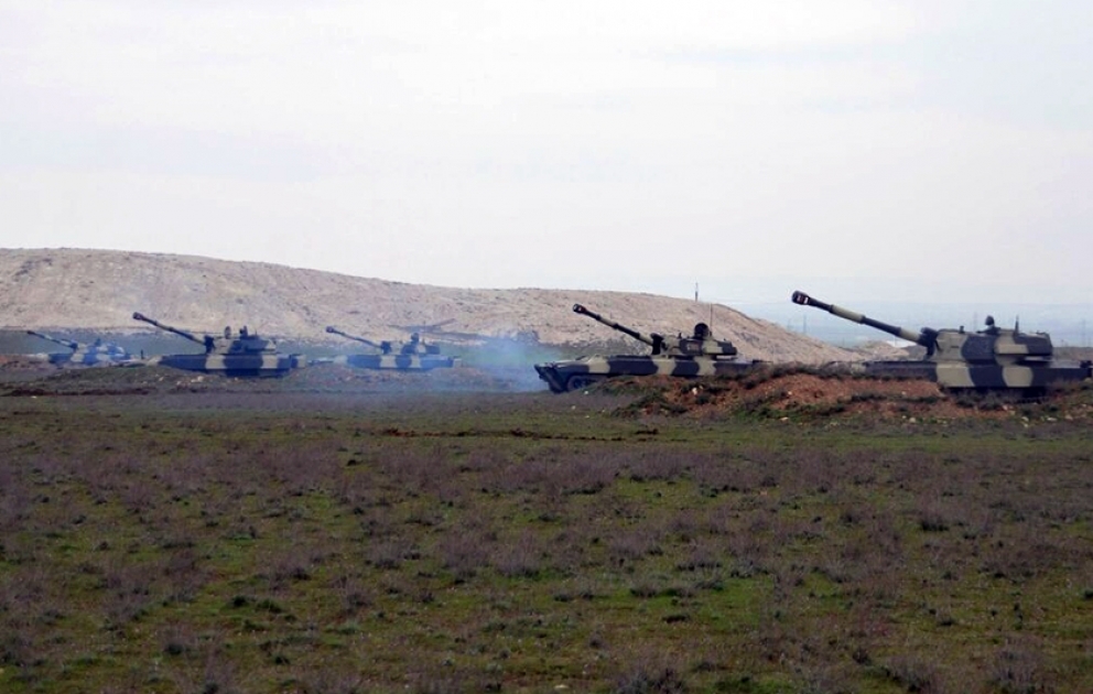 Raket və artilleriya bölmələri döyüş atışlı təlimlər keçirir