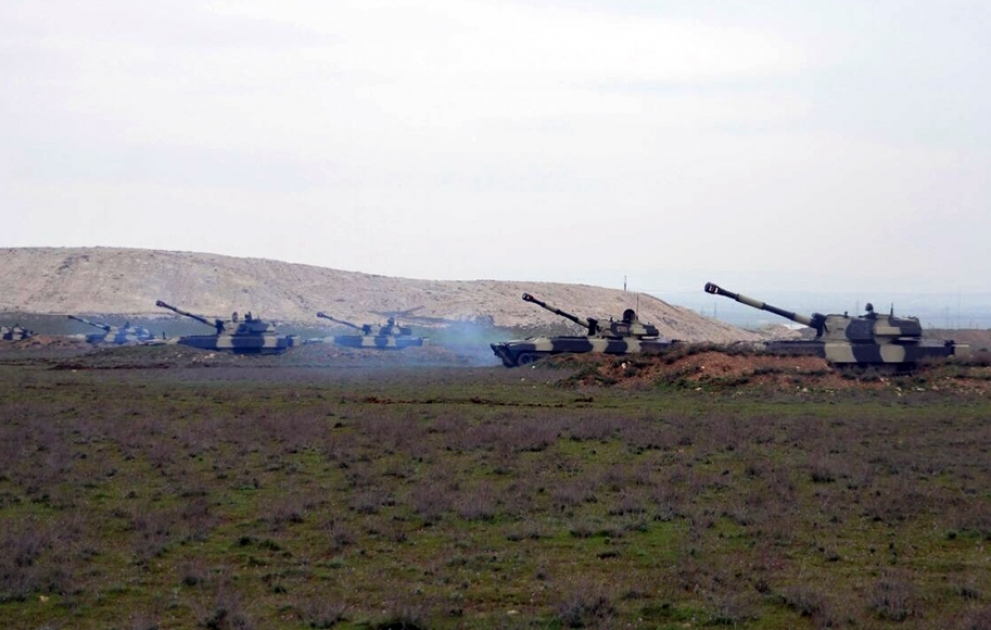 Ракетные и артиллерийские подразделения проводят учения с боевыми стрельбами