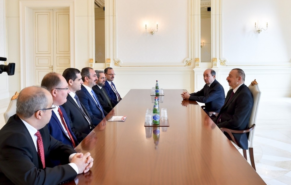 Präsident Ilham Aliyev empfängt türkische Delegation