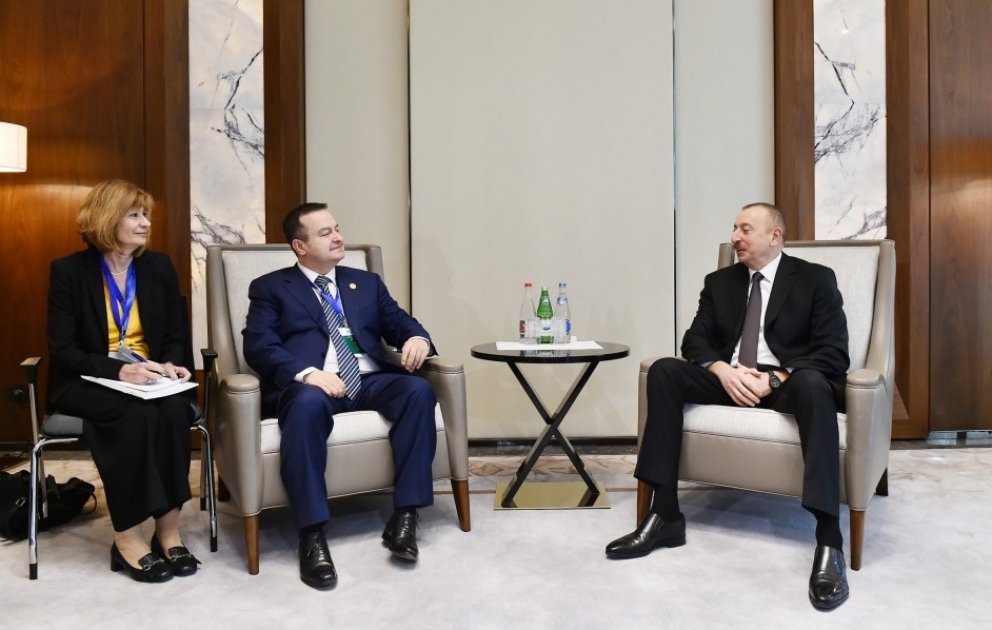 Präsident Ilham Aliyev empfängt serbische Delegation
