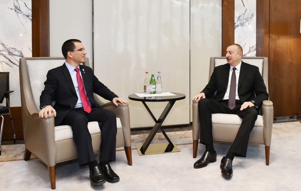 Präsident Ilham Aliyev trifft sich mit venezolanischen Außenminister