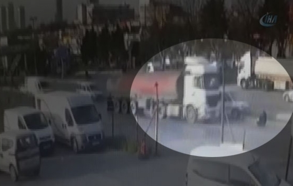 В Стамбуле перевернулся бензовоз