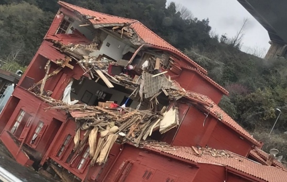 İstanbul boğazında tanker sahildəki villaya çırpılıb