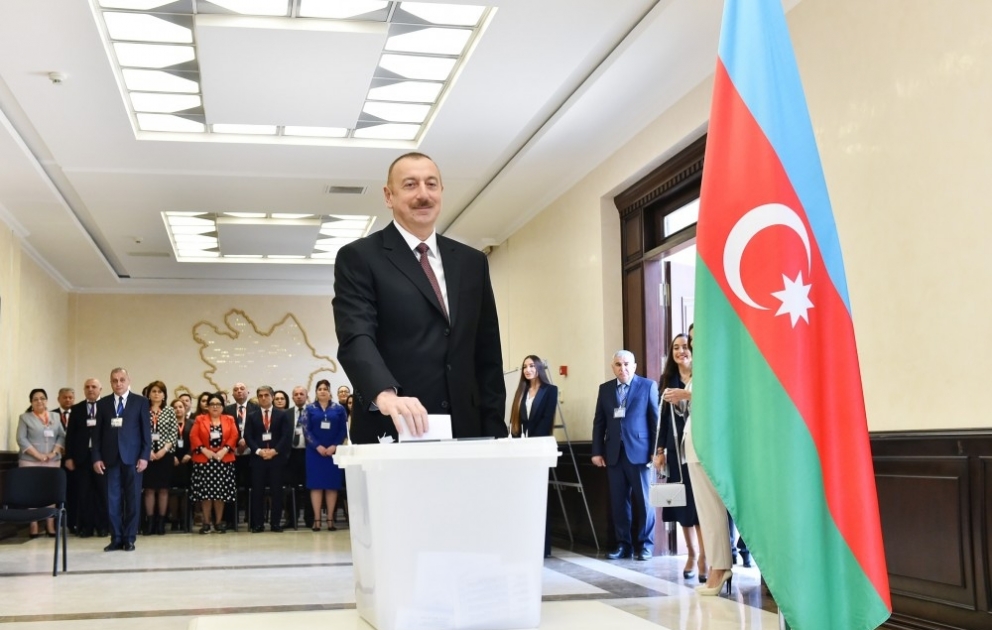 Azərbaycan Prezidenti İlham Əliyev 6 saylı seçki məntəqəsində səs verib