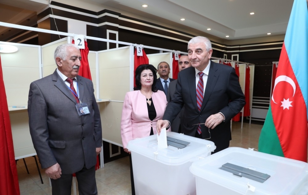 Mərkəzi Seçki Komissiyasının sədri 31 saylı seçki məntəqəsində səs verib
