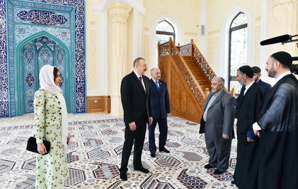 Staatspräsident Ilham Aliyev besucht neu gebaute Haji-Javad-Moschee