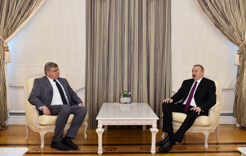 Staatspräsident Ilham Aliyev empfängt Kosma Złotowski