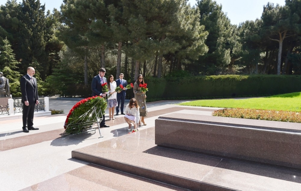Staatspräsident Ilham Aliyev besucht Grabmal von Nationalleader Heydar Aliyev