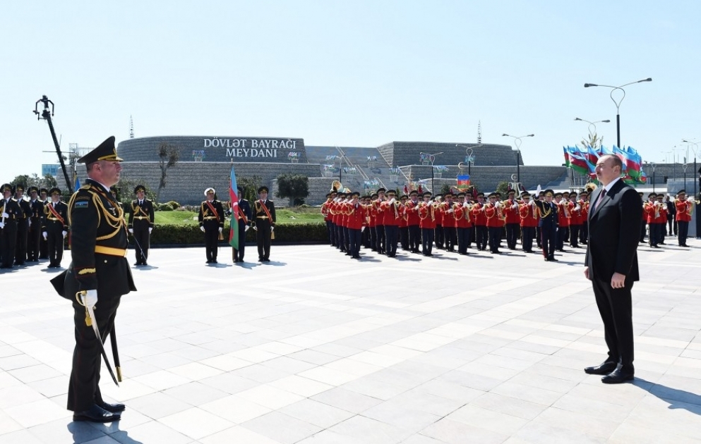 Staatspräsident Ilham Aliyev besucht Staatsflaggenplatz