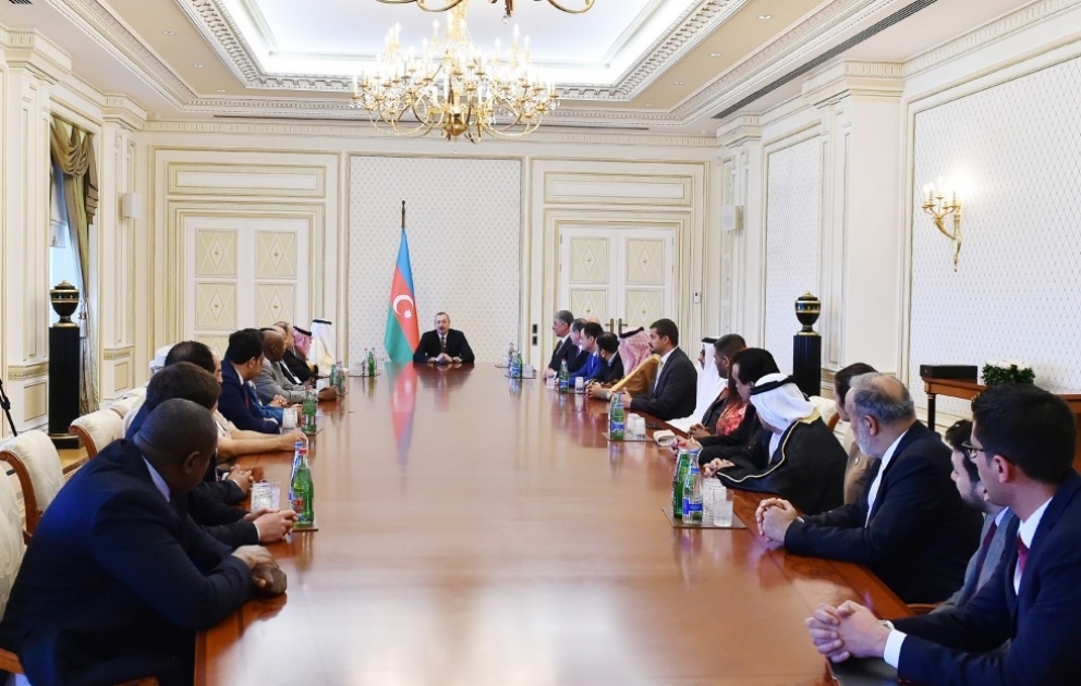 Aserbaidschans Präsident Ilham Aliyev trifft sich mit an der vierten OIC-Sitzung teilnehmenden Ministern für Jugend und Sport