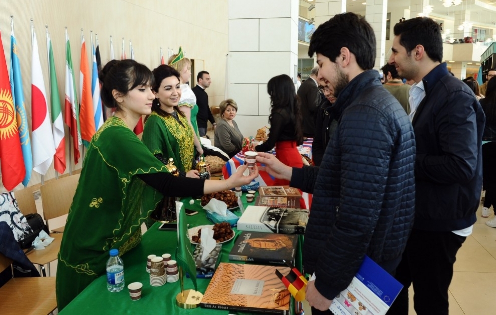 ADA Universitetində 40-dan çox ölkənin milli mədəniyyət nümunələri sərgilənib