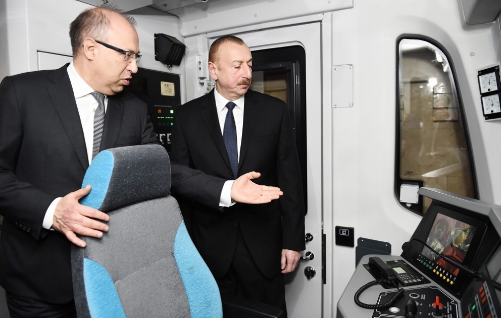 Le président Ilham Aliyev prend connaissance des nouvelles voitures du métro de la capitale