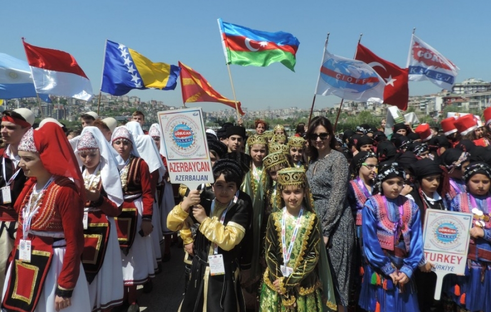 Azərbaycanlı məktəblilər İstanbulda beynəlxalq rəqs festivalında iştirak ediblər