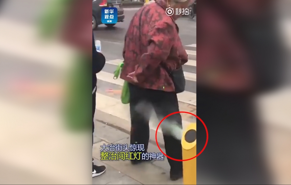 Rotsünder werden in China mit Wasser bespritzt