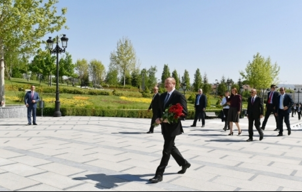 Prezident İlham Əliyev Ankaradakı Heydər Əliyev Parkında Ulu Öndərin abidəsini ziyarət edib