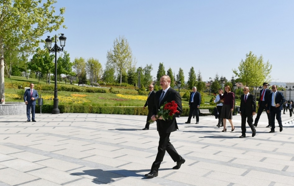 Le président Ilham Aliyev se recueille devant le monument d’Heydar Aliyev à Ankara