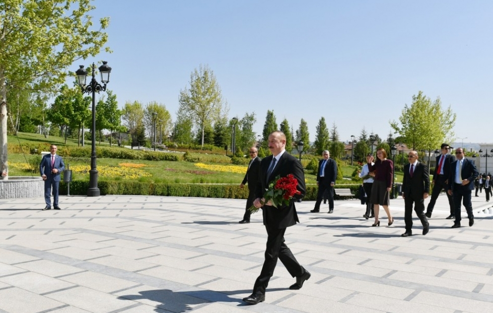 Präsident Ilham Aliyev besucht Denkmal von Heydar Aliyev in Ankara