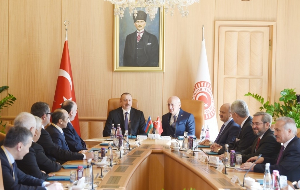 Präsident Ilham Aliyev trifft sich mit Präsidenten der Großen Nationalversammlung der Türkei İsmail Kahraman