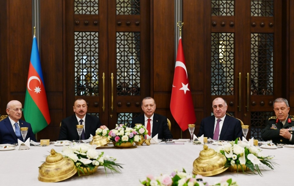 Ali qonağın şərəfinə