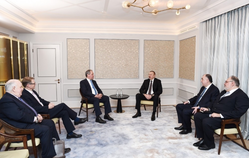 Präsident Ilham Aliyev trifft sich mit einer Gruppe von britischen Parlamentariern