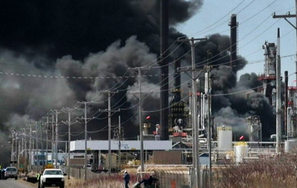Самара нпз взрыв. Взрыв нефтезавода. Взорванный нефтяной завод. Авария на нефтезаводе. Авария на заводе.