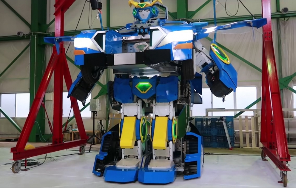 Yaponiya şirkəti avtomobilə çevrilə bilən robot düzəldib