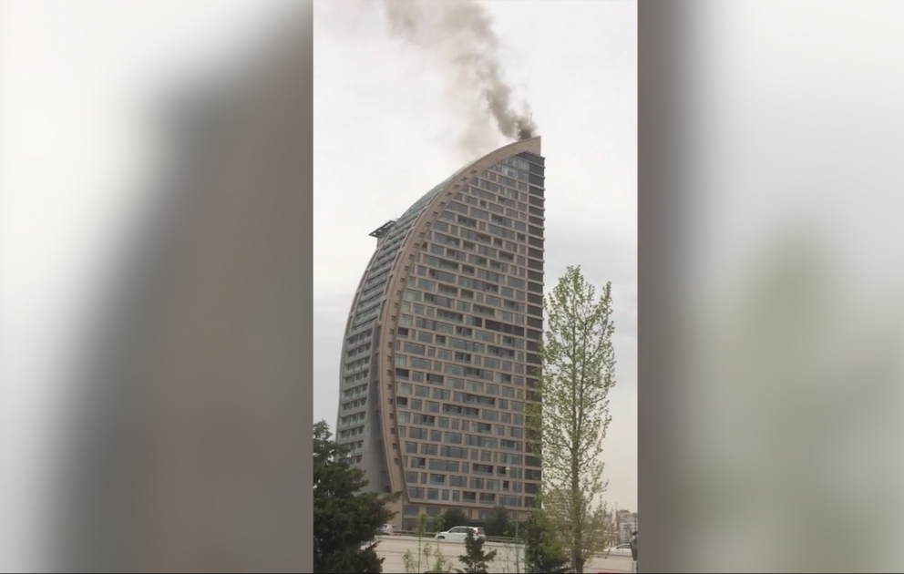 В Баку горит высотное здание