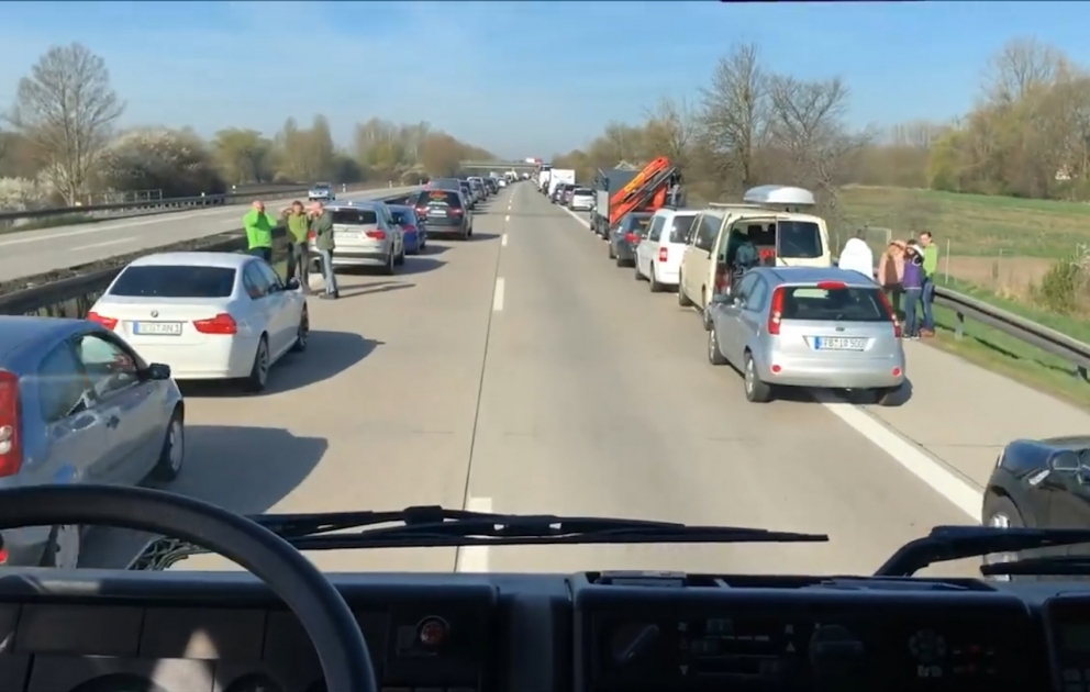 Sürücülər xilasedicilərə belə yol verdilər - İdeal dəhliz