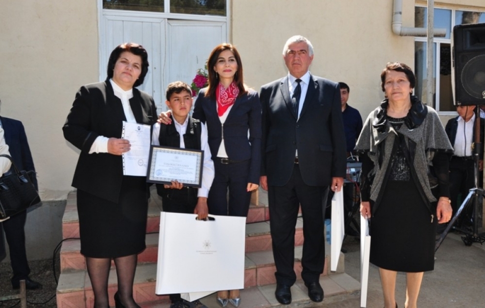 Tapdığı 5 min manatı sahibinə qaytaran tovuzlu məktəbliyə təhsil nazirinin mükafatı təqdim olunub