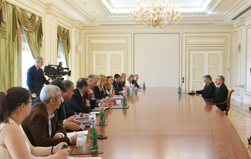 Le président Ilham Aliyev a reçu une délégation de la Commission de coopération parlementaire UE-Azerbaïdjan