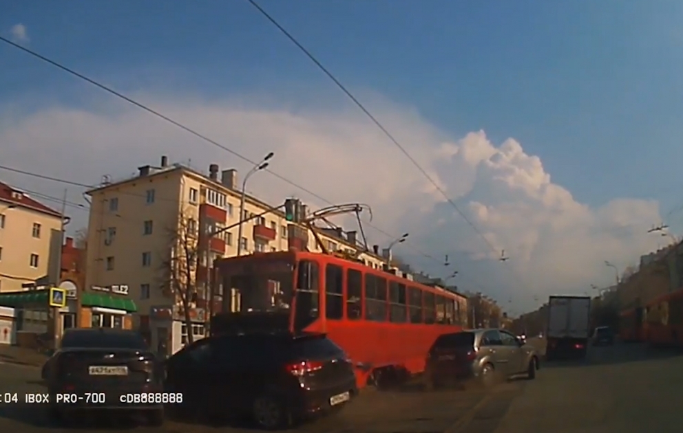 Tramvay 3 maşını əzib keçdi