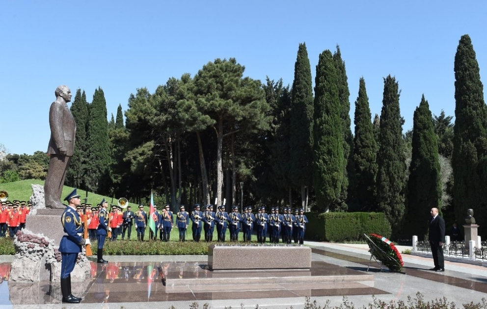 Le président Ilham Aliyev se recueille devant la tombe du leader national Heydar Aliyev