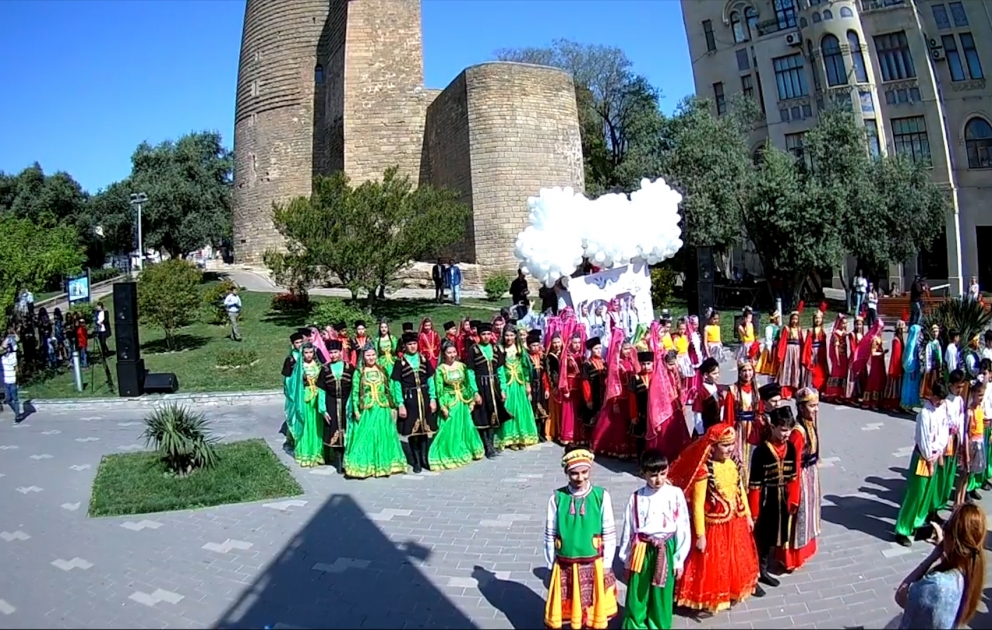 Qız qalasının qarşısında Ulu Öndərin 95 illiyinə həsr olunan fləşmob