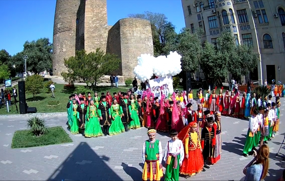 Un flash-mob consacré au 95e anniversaire du leader national Heydar Aliyev devant la Tour de la Vierge