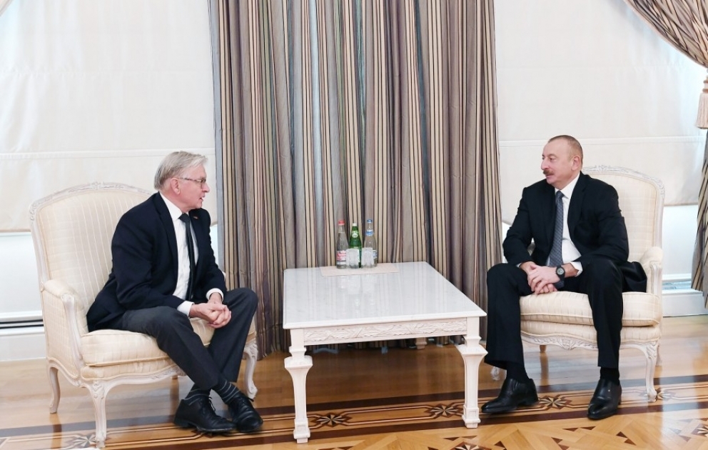 Staatspräsident Ilham Aliyev empfängt ehemaligen Senatspräsident des niederländischen Parlaments