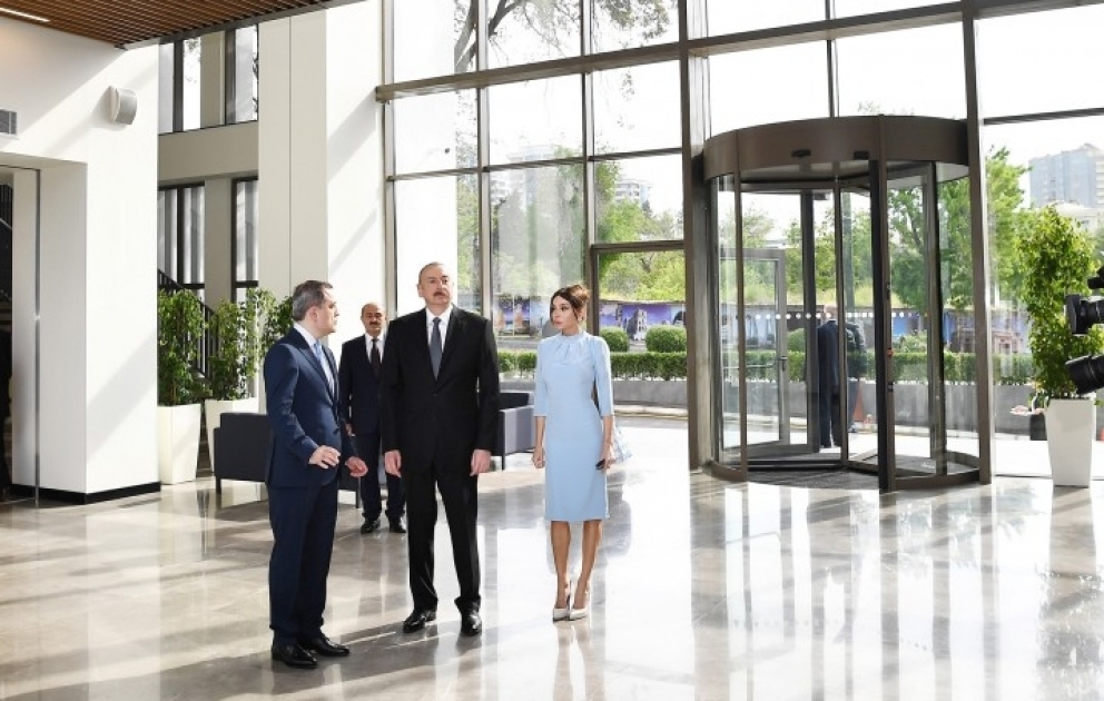 Staatspräsident Ilham Aliyev weiht neues Gebäude moderner Bildungseinrichtung in Baku ein
