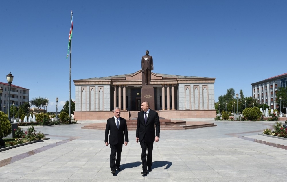 President Ilham Aliyev visited statue of national leader Heydar Aliyev in Nakhchivan
