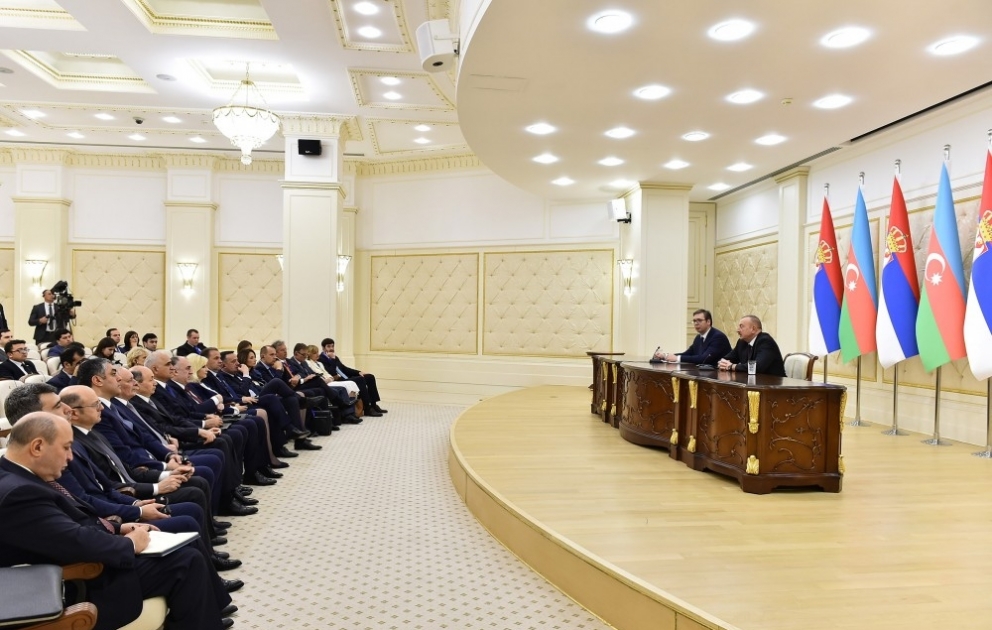 Aserbaidschans Präsident Ilham Aliyev und Präsident von Serbien Aleksandar Vučić treten mit Presseerklärungen auf