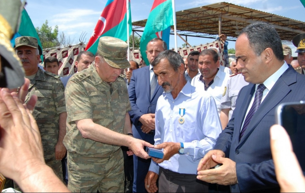 Şəhid əsgərin təltif olunduğu “Şücaətə görə” medalı ailəsinə təqdim edilib