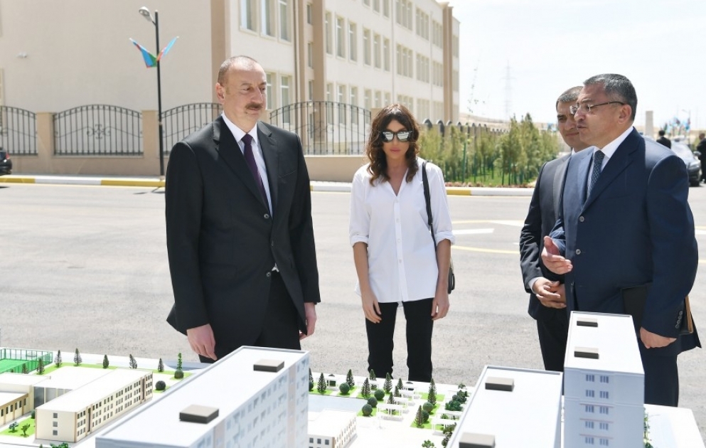 Präsident Ilham Aliyev weiht für Flüchtlingsfamilien gebauten Wohnkomplex “Gobu Park“ im Garadagh Bezirk von Baku ein