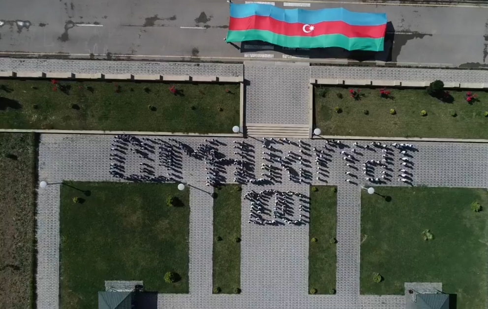 Un flashmob consacré au 100ème anniversaire de la République démocratique d'Azerbaïdjan dans le bourg de Khodjavend